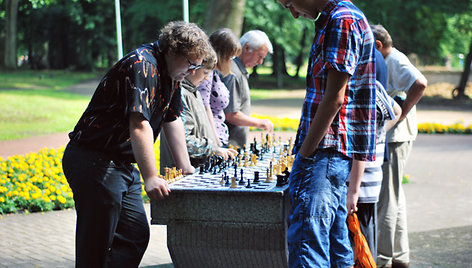 Ketvirtadienį Skulptūrų parke rinkosi šachmatų mėgėjai. 