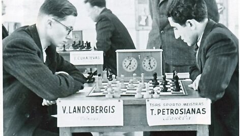 V.Landsbergis &scaron;achmatais žaidžia nuo jaunystės.