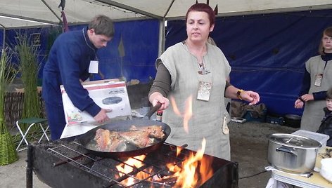 Praeivius viliojo kepta žuvis.