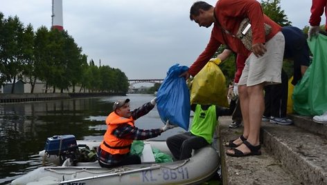 Valtimis ir laivas buvo parplukdomi maišai šiukšlių.