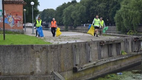 Šiukšlės buvo renkamos Danės krantinėse bei nuo vandens paviršiaus.