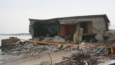 Jūros bangos buvo negailestingos žvejų nameliui, kuriame laikyti įvairiausi įrankiai žvejybai. 