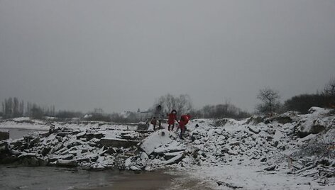 Žmonės drąsiai laipiojai net ir slidžiais griuvėsiais