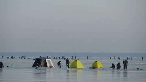 Ant Kur&scaron;ių marių ledo, nepaisydami &scaron;alčio, įsikūrė žvejai.