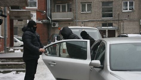 Į teismą atvežtas Žilvinas Ukockis slėpė savo veidą. 