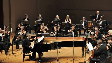 Tarptautinių konkursų laureatas 56 metų pianistas Aleksandras Paley, garsėjantis fenomenalia atmintimi, daug koncertuoja visoje Europoje, Šiaurės ir Pietų Amerikoje. Penktadienį jis gros drauge su Klaipėdos kameriniu orkestru.