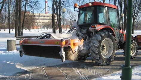 Klaipėdos kelius valančios bendrovės &scaron;ią žiemą sunkiai susitvarkė su sniegu.
