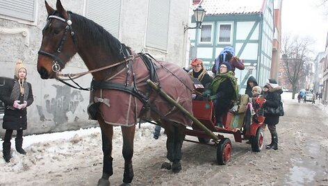 Į &scaron;ventę - pasikinkius žirgą. 