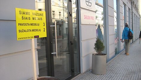 Klaipėdos senamiesčio verslininkas Viktoras Krupskas savaip nusprendė kovoti su augalų vagystėmis.