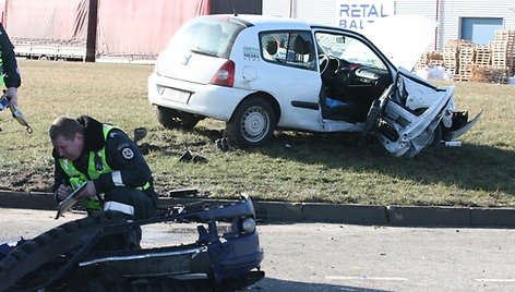 Klaipėdos LEZ teritorijoje antradienio rytą susidūrus dviem automobiliams, šio „Renault“ keleivius teko vaduoti ugniagesiams.