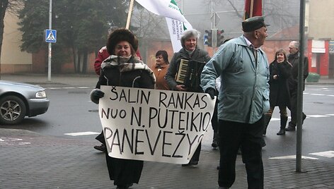 Į teismą Naglio Puteikio palaikytojai atėjo su plakatais ir armonikom.