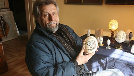 Vytautas Kusas meno kūriniams panaudojo a&scaron;tuonių pauk&scaron;čių rū&scaron;ių kiau&scaron;inius.