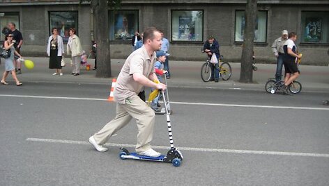 Ant paspirtukų lipo ir tėveliai.