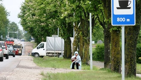 Į neviltį dėl lietingų orų puolę kambarių nuomotojai nė nebepastebi, jog lenteles klientams vilioti laiko aukštyn kojomis.