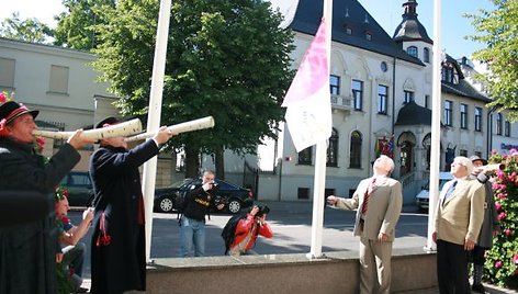 „Europiados" vėliavą pakėlė Klaipėdos meras Rimantas Taraškevičius ir Tarptautinio „Europiados“ komiteto prezidentas Bruno Peeters.  