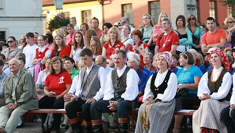 &Scaron;ventėje dalyvauja folkloro ansambliai i&scaron; 24 &scaron;alių. 