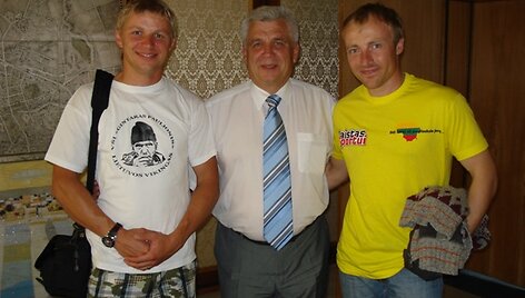 P.Paulionį (kairėje) bei M.Jovai&scaron;ą (de&scaron;inėje) i&scaron;lydėjęs meras Rimantas Tara&scaron;kevičius linkėjo visakeriopos sėkmės. 