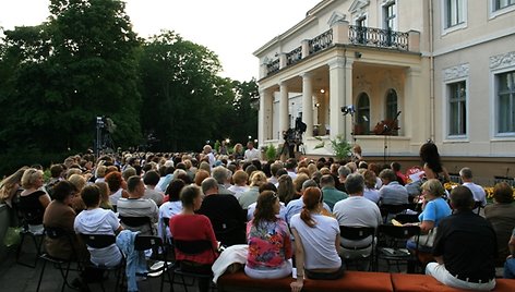 Šį vakarą po Gintaro muziejaus skliautais skambės P.Širvio eilės. 