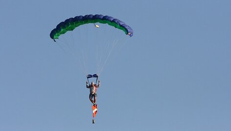 I&scaron; dangaus nusileido para&scaron;iutininkai su Baltijos &scaron;alių vėliavomis.