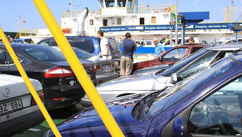 Geriausiomis vasaros dienomis keltai per Kur&scaron;ių marias į Smiltynę perkeldavo apie 2500 automobilių. 