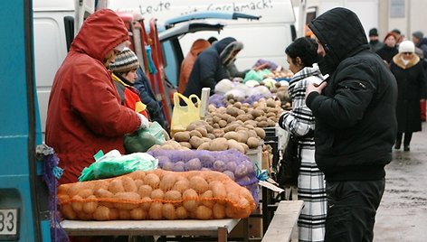 Į Senąjį turgų jau seniai sminga kritikos strėlės. Vakar prekybininkai stojo ginti turgavietės vadovės. 