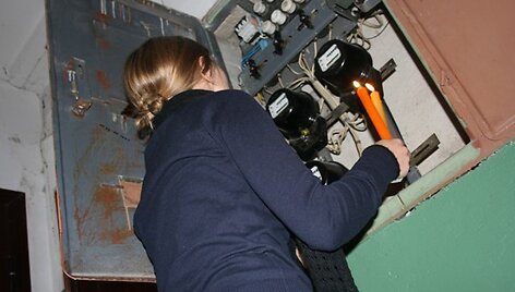 Net ir kelių litų per mėnesį sąskaita už bendrųjų patalpų ap&scaron;vietimą verčia ie&scaron;koti būdų, kaip būtų galima dar sutaupyti. 