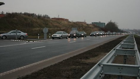 „Žaliojo slėnio“ gyventojai sekmadienį surengė pilietinę akciją – autopiketą.  