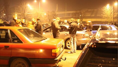 Orientacinėse varžybose automobiliais po miesto gatves dalyvavo pus&scaron;imtis automobilių. 