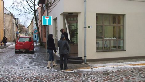 Antradienį, prie&scaron; naujos galerijos atidarymą, dar tik buvo kabinama i&scaron;kaba. 