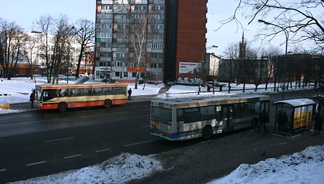 Visuomeninis transportas per pastaruosius metus gerokai i&scaron;tu&scaron;tėjo. &bdquo;Klaipėdos keleivinis transportas&ldquo; skaičiuoja, kad pernai keleivių sumažėję apie 8 proc., mikroautubusus valdančios kompanijos teigia kad keliautojų sumažėję dar labiau.