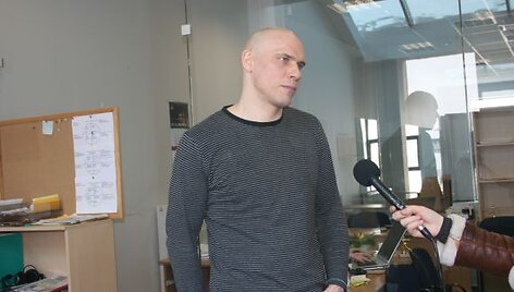 D.Overlingas teigė, kad konfliktas kilo dėl vieno namo Jakuose.