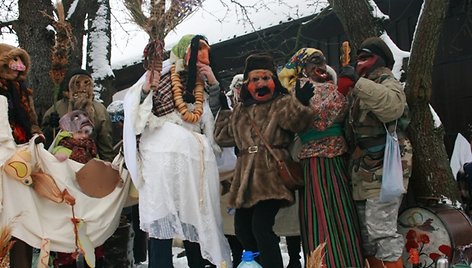 Klaipėdoje persirengėliai vijo žiemą iš kiemo.