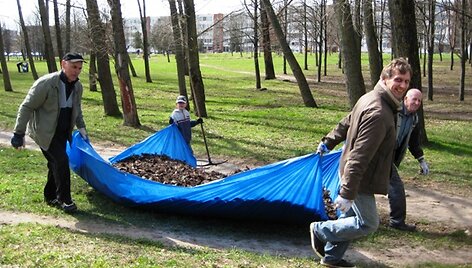 &bdquo;Draugystės&ldquo; parką Debreceno gatvėje tvarkę klaipėdiečiai pririnko kelis &scaron;imtus mai&scaron;ų atliekų.
