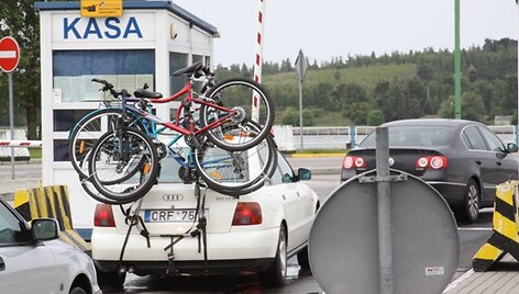 Keltai sekmadienį poilsiautojus i&scaron; Kur&scaron;ių nerijos kėlė nepaisydami grafiko.