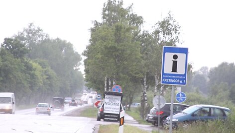 Palanga vėl pasitinka vizitine kortele tapusiomis pakelės močiutėmis.