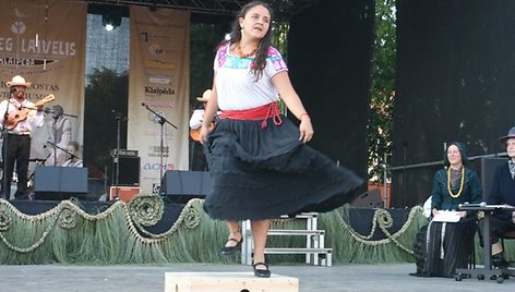 Meksikos šokėjoms buvo įrengtos specialios pakylos.