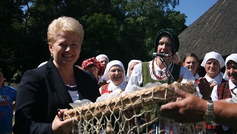 Daliai Grybauskaitei žvejai įteikė rūkytą kar&scaron;į. 