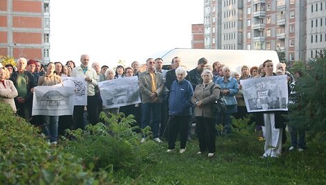 Nepatenkinti gyventojai į mitingą atsine&scaron;ė plakatus.