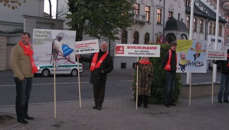 Klaipėdos socialdemokratai piketavo prie&scaron; savo bendrapartiečius, užimančius auk&scaron;tus postus savivaldybėje.