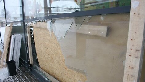 Sekmadienio naktį Klaipėdoje automobiliu įvažiuota į kavinės vidų. 