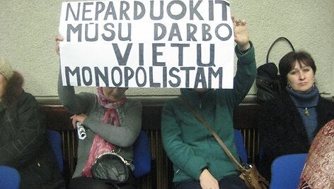 Lėbartų kapinėse gėlėmis prekiaujantys žmonės pasiryžę kovoti dėl savo darbo vietų.