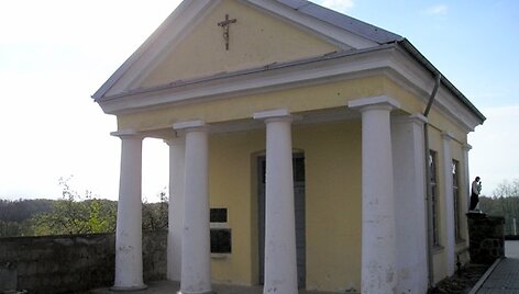 Gargždų bažnyčios &scaron;ventoriaus &scaron;iaurės rytų kampe stovi apie 1840&ndash;1841 m. pastatyta koplyčia. 