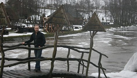 Kaimo turizmo sodybos „Vienkiemis“ šeimininkas A.Šoblinskas nė vienais metais negali būti tikras, jog patvinusi Akmenos upė nepasės baimės ir nepridarys nuostolių. 