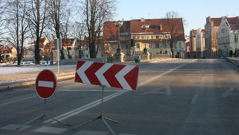 Nuo antradienio lengviesiems automobiliams bus draudžiama važiuoti Tiltų gatve, jei sprendimo nepakeis miesto politikai. 