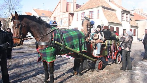 Į &scaron;ventę pramogautojai vežti vežimais.