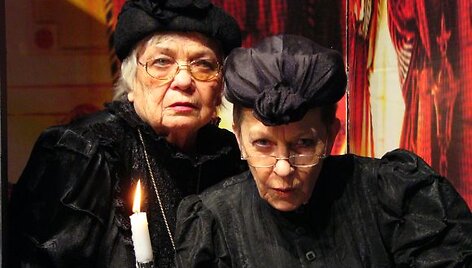 Teatro dienai Klaipėdos dramos teatras pateiks premjerą &ndash; juodojo humoro komediją &bdquo;Ar&scaron;enikas ir seni nėriniai&ldquo;.