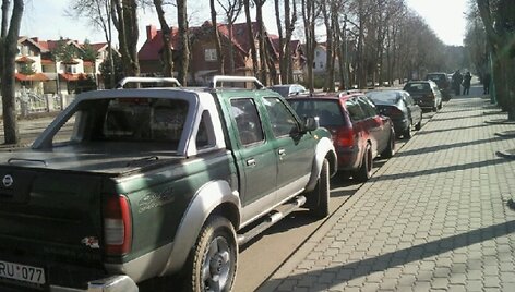 Į Palangą suvažiavę poilsiautojai automobiliais užgrūdo gatves. Dauguma jų net pamir&scaron;o, jog automobilių statymas - apmokęstintas.