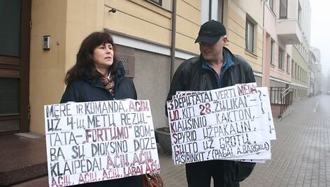 Piketai prie&scaron; tarybos posėdžius jau tapo tradicija.