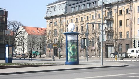 Laikrodis Atgimimo aikštėje jau kurį laiką uždengtas drobule. 