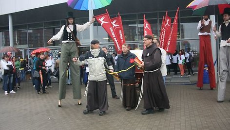 Vežimas išjudėjo nuo BIG statomo Onkologijos centro link.